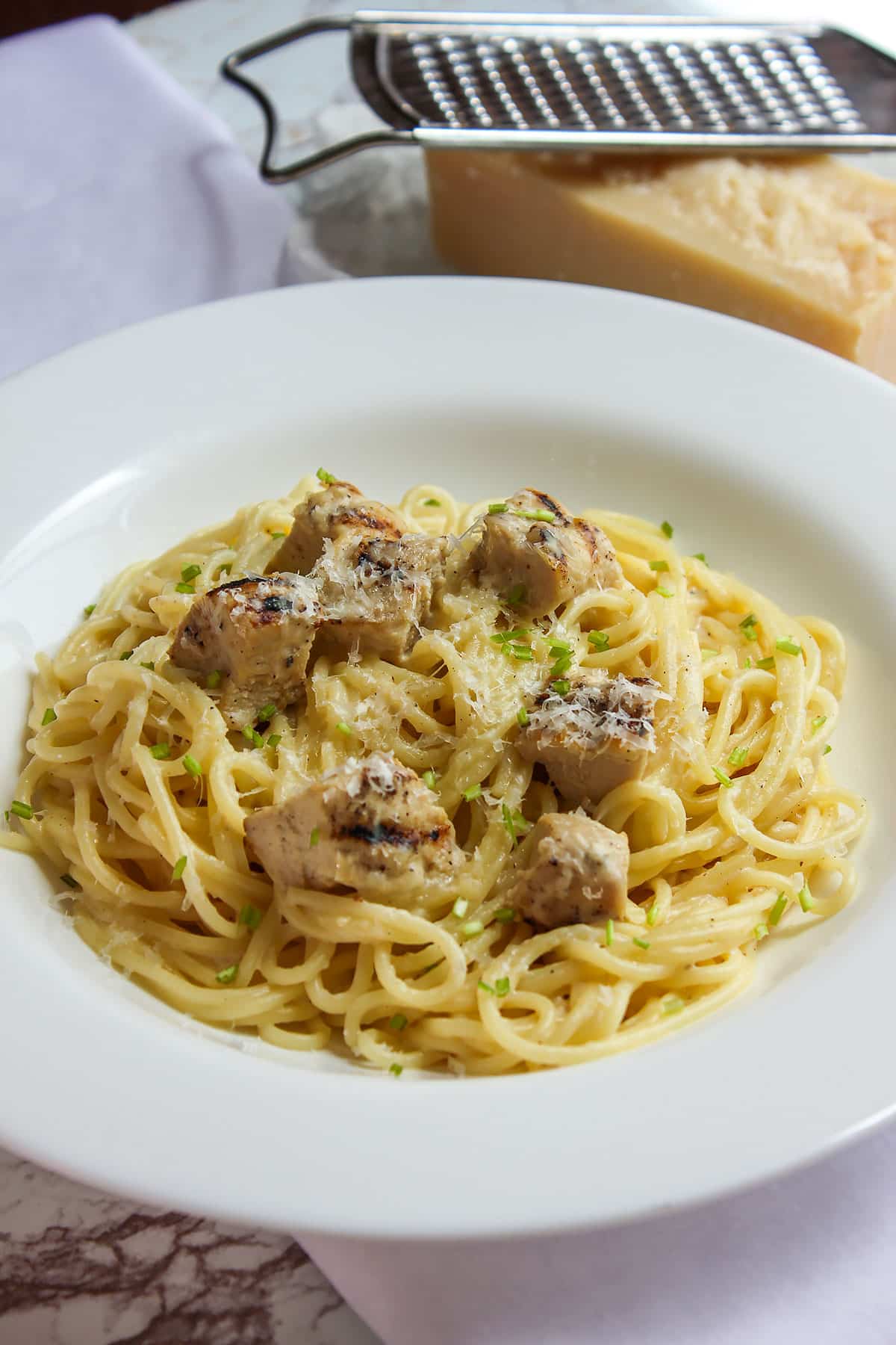 Creamy low calorie alfredo sauce topped with juich chicken.