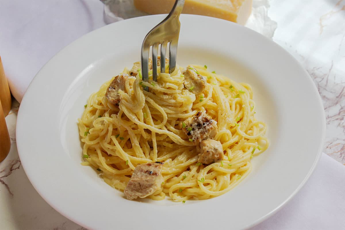 Chicken alfredo with low calorie sauce in a plate.