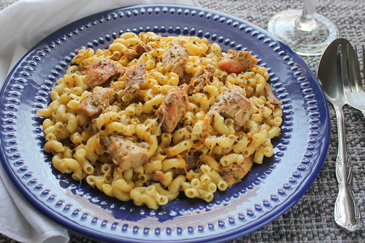 Garlic chicken pasta served in a plate.