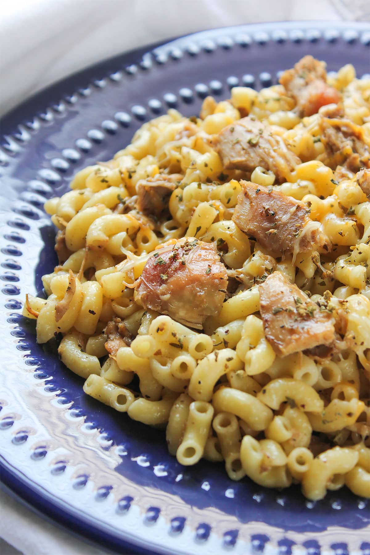 Closeup side image of garlic chicken pasta.