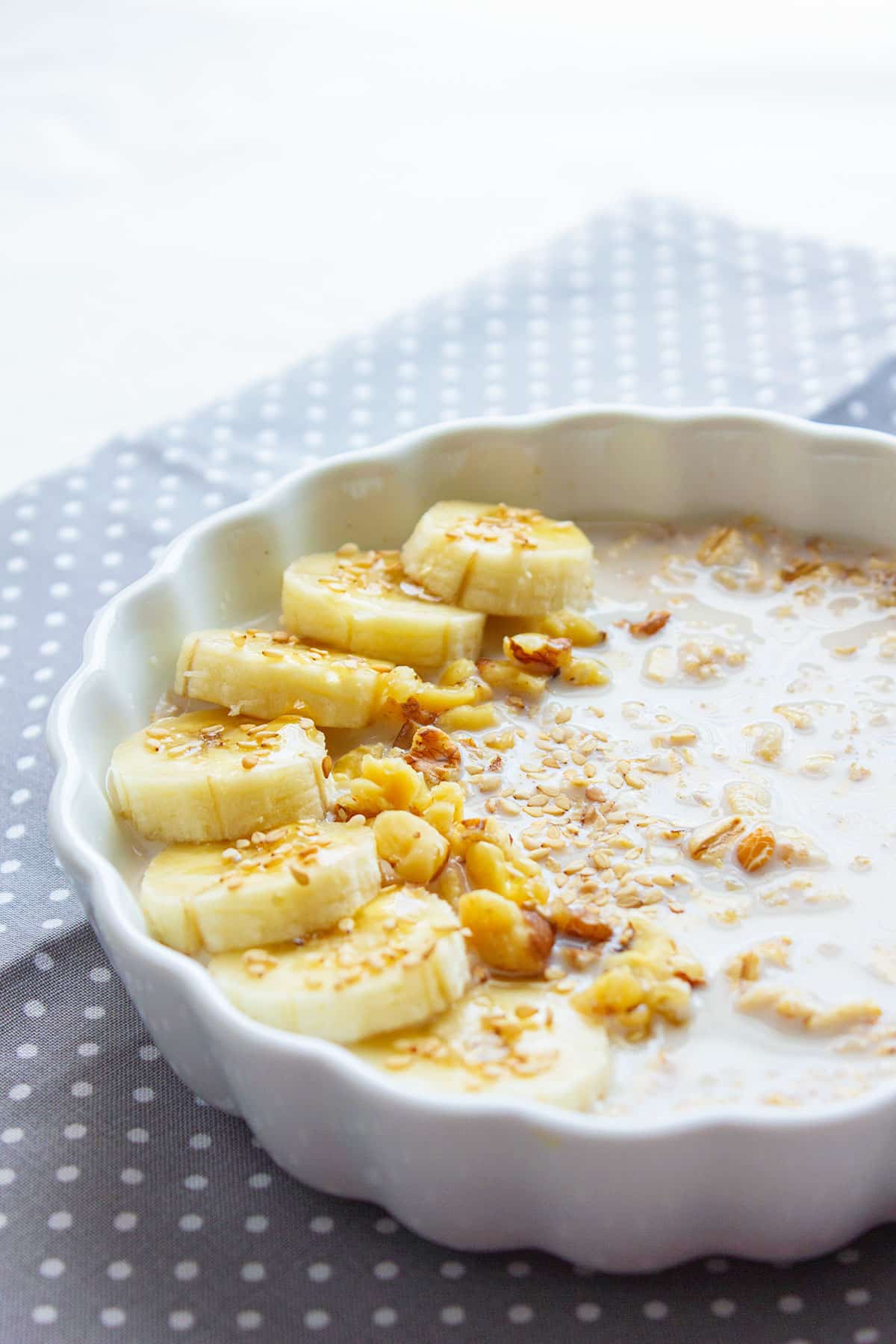 Easy to make banana overnight oats close up image.