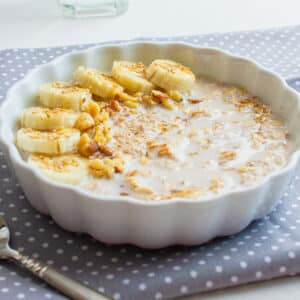 Banana overnight oats feature image.