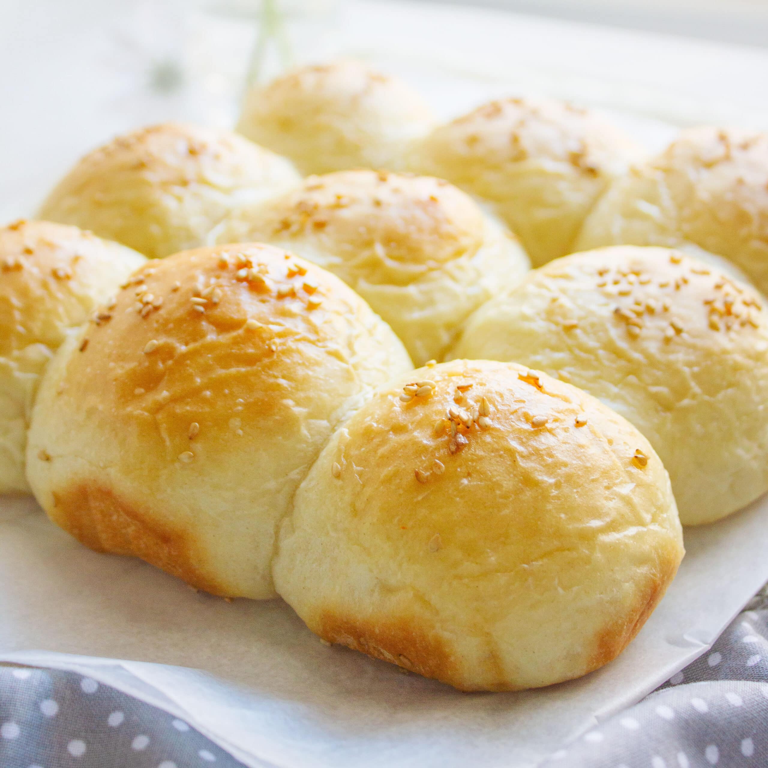 Fluffy homemade dinner rolls feature image.