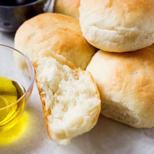 No Knead Dinner Rolls. Fluffy and soft, these dinner rolls are egg free and are so easy to make. Enjoy it with your favorite soup or gravy. Perfect recipe for those days when you don’t have much time on hand. www.munatycooking.com | @munatycooking