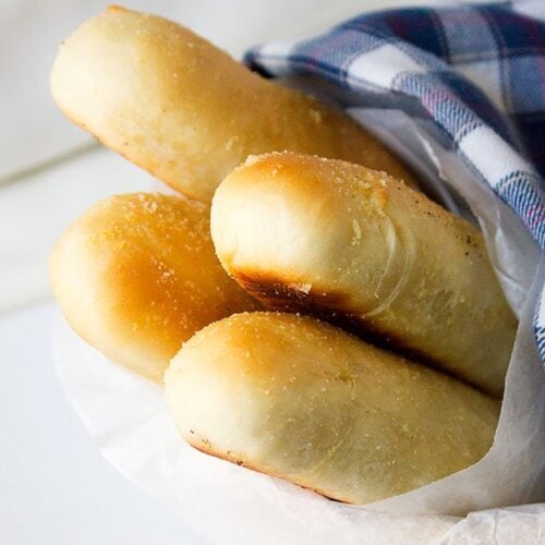 Olive Garden Breadsticks. These breadsticks taste just like the one at olive garden, light and delicious. Now you can make it and enjoy it any time you crave it. www.munatycooking.com | @munatycooking