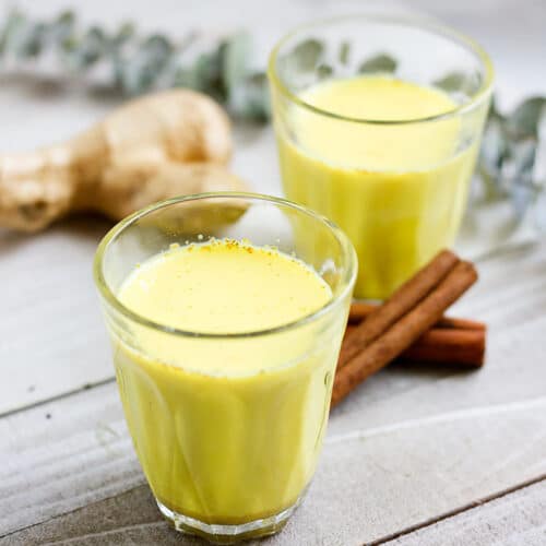 Golden milk a recipe for a creamy and delicious drink. Your favorite type of milk mixed with warm earthy spices. Anti-inflammatory and healthy drink that can be consumed hot or cold. www.munatycooking.com | @munatycooking. #goldenmilk #ayurveda
