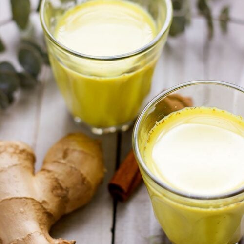 Golden milk a recipe for a creamy and delicious drink. Your favorite type of milk mixed with warm earthy spices. Anti-inflammatory and healthy drink that can be consumed hot or cold. www.munatycooking.com | @munatycooking. #goldenmilk #ayurveda