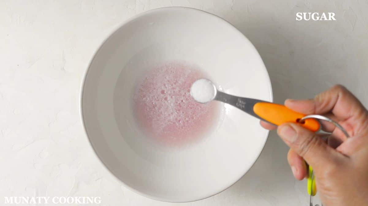 Seasoning and mixing onion water.