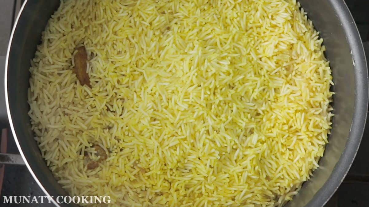 Showing perfectly coked fluffy maqluba rice.