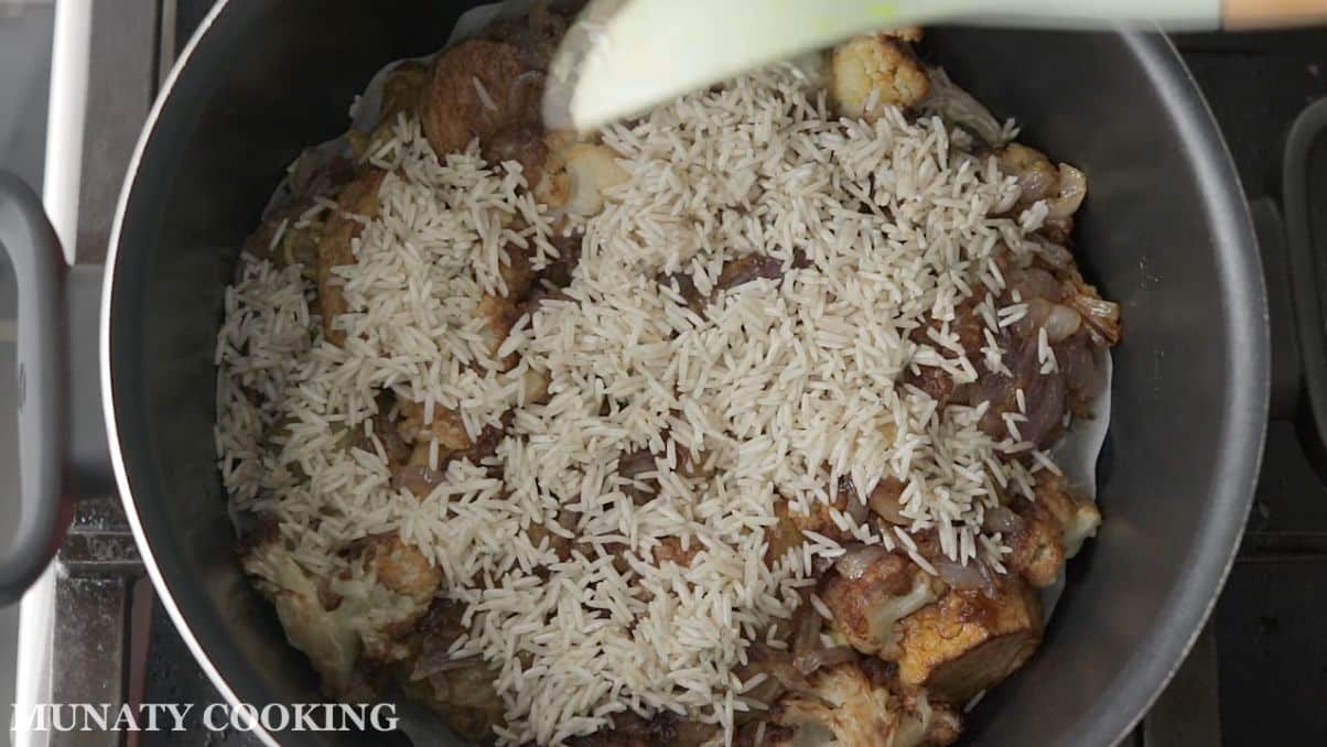 Layering the Maqluba in a large pan.