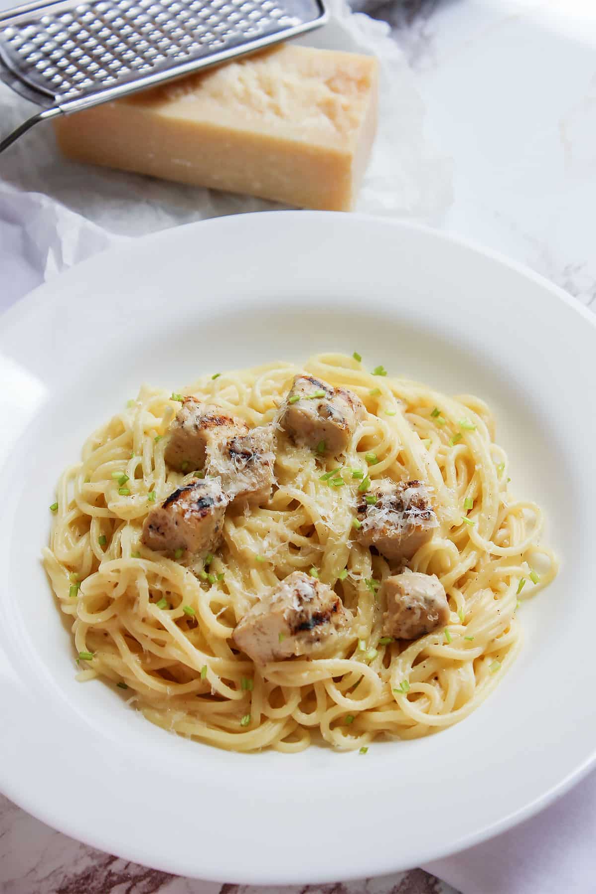 Creamy spaghetti pasta with chicken cubes.