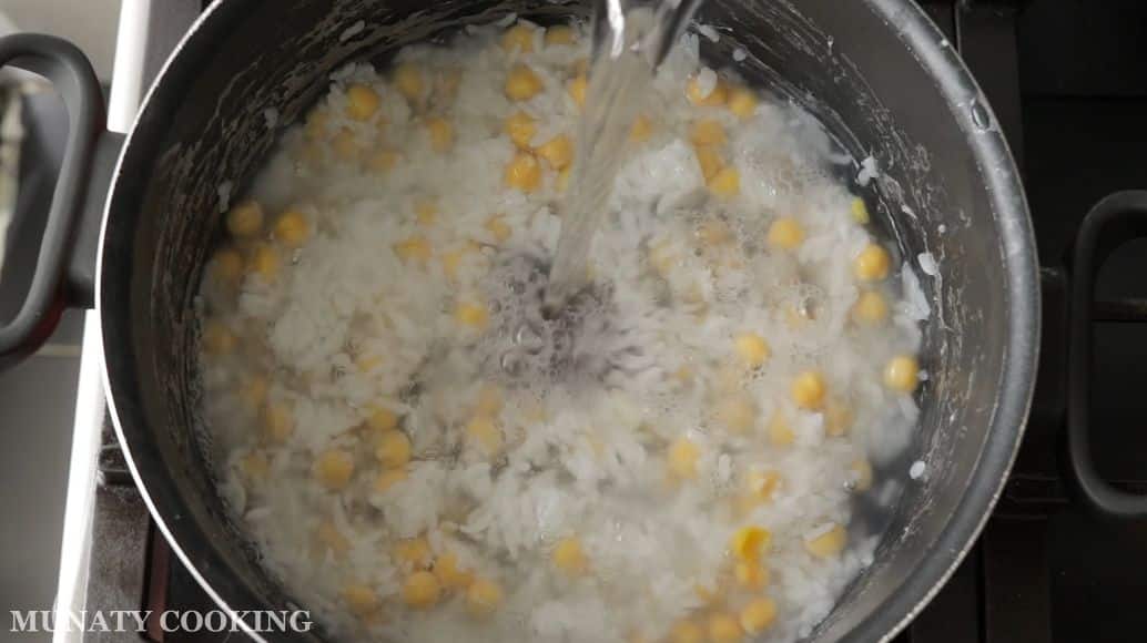 Cooking chickpeas with rice and water.