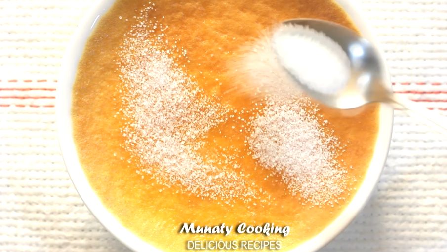 Sprinkling sugar over the creme.